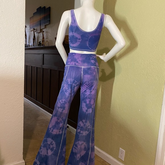 Set 2 pieces bell bottom one of the tops. - Picture 7 of 12